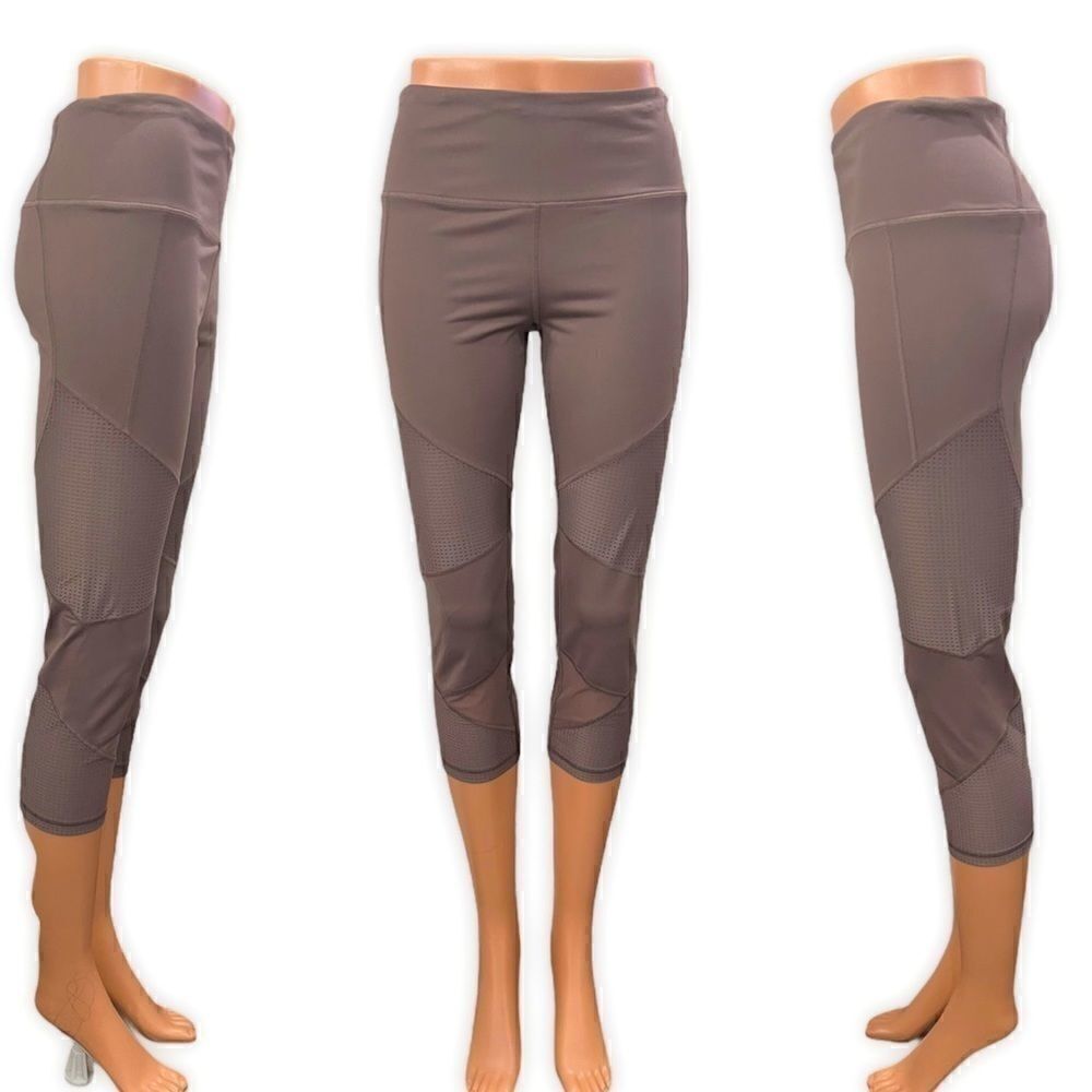 Victoria’s Secret Knockout Sports Capri Leggings in the Size Medium